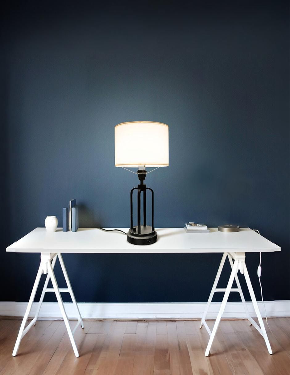 Lámpara de mesa incandescente y LED Task 5